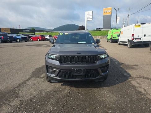 Used 2023 Jeep Grand Cherokee Altitude AWD/4WD image 3