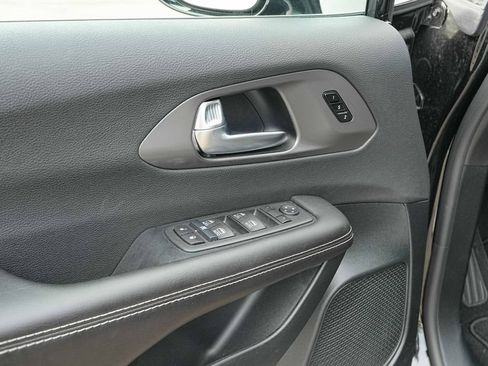 Used 2026 Chrysler Pacifica Select FWD image 26