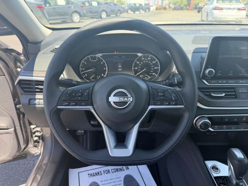 Used 2025 Nissan Altima 2.5 SV FWD image 17