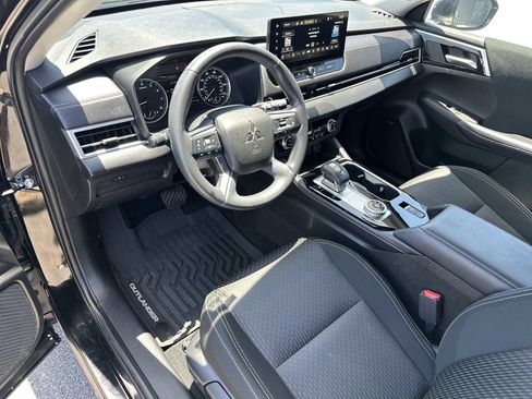 Used 2025 Mitsubishi Outlander ES FWD image 8