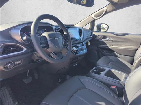 New 2026 Chrysler Pacifica Select image 2