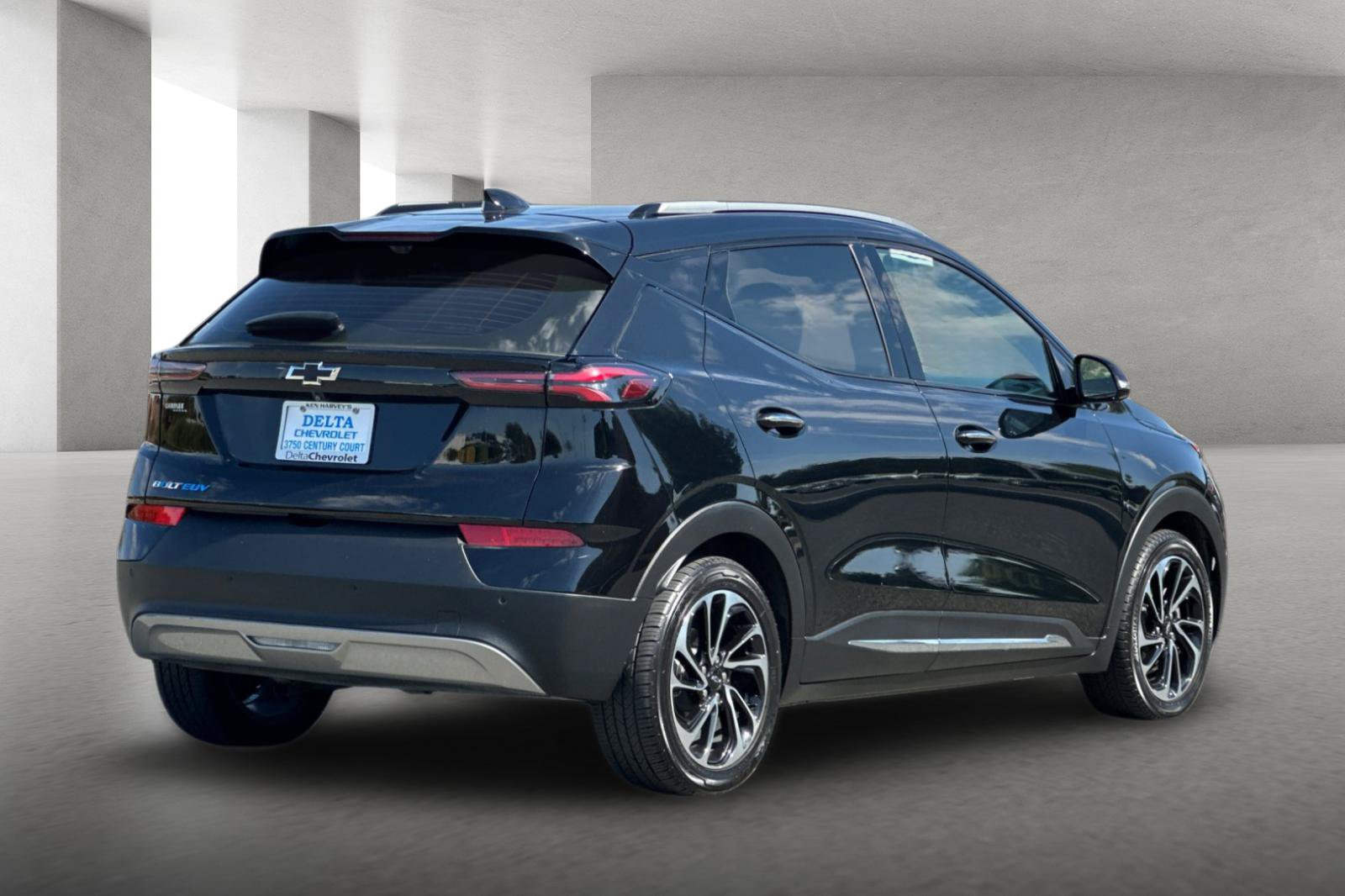 Used 2022 Chevrolet Bolt EUV Premier w/ Sun & Sound Package FWD image 4