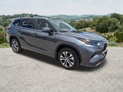Used 2023 Toyota Highlander XLE AWD/4WD image 1