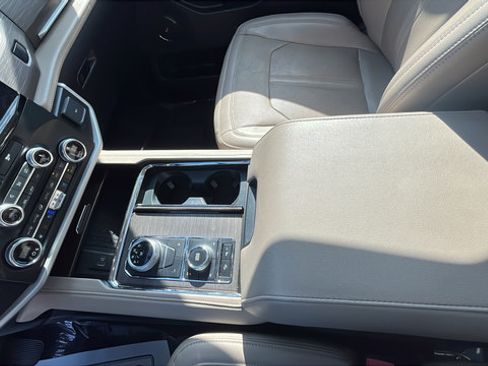 Used 2024 Ford Expedition Limited AWD/4WD image 17