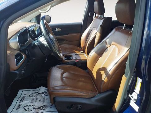 Used 2017 Chrysler Pacifica Limited w/ UConnect Theater Package FWD image 11