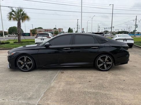 Used 2018 Honda Accord Touring image 2