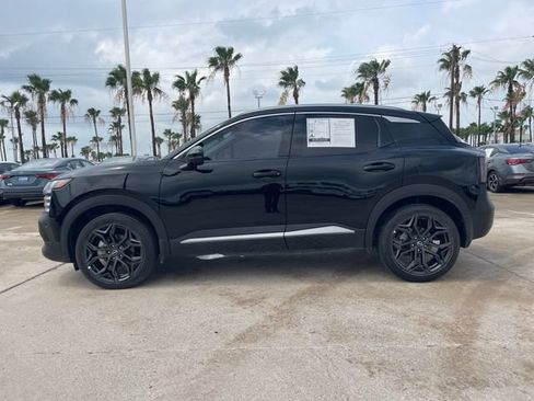 Used 2025 Nissan Kicks SR AWD/4WD image 2