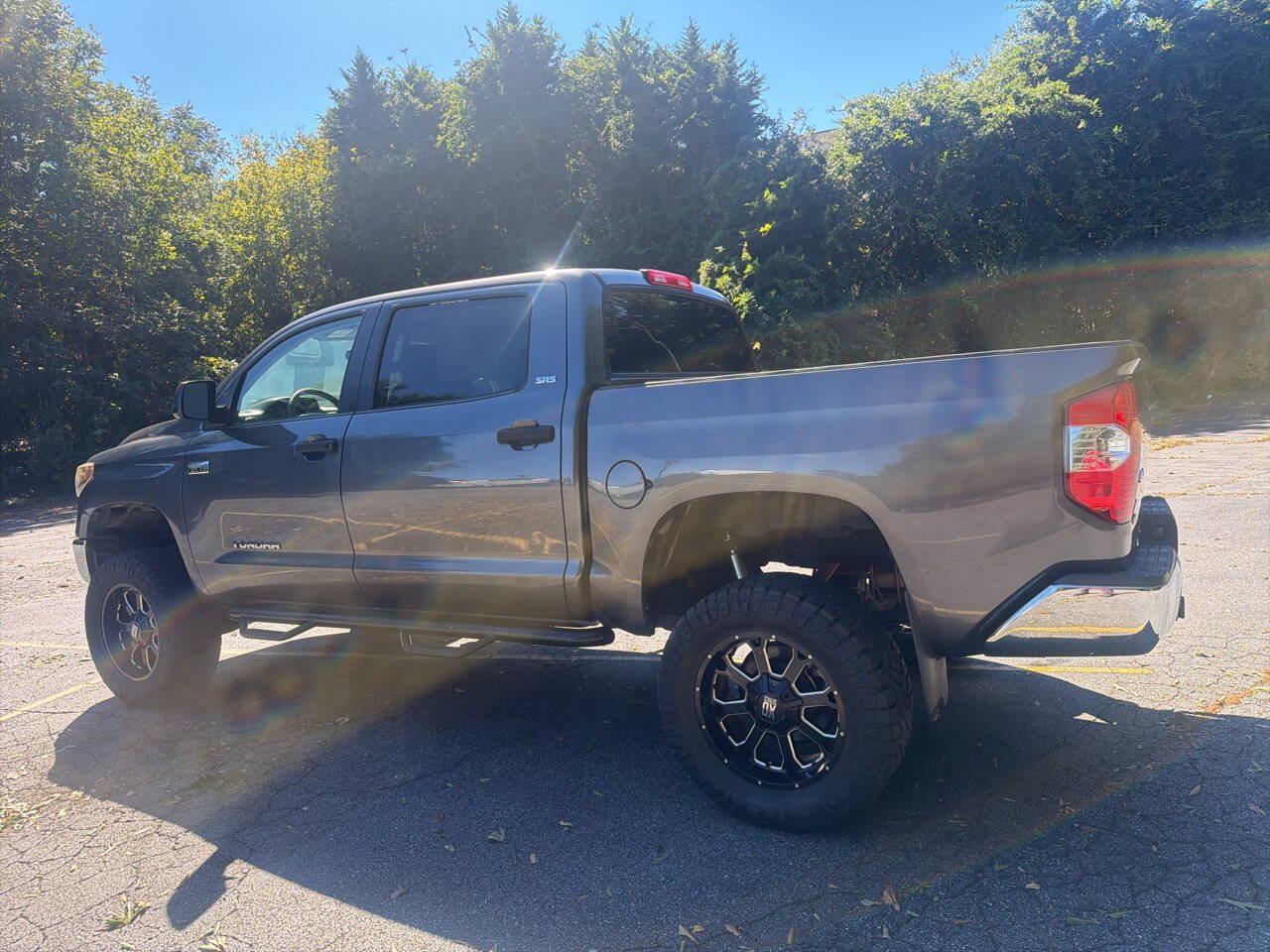 Used 2018 Toyota Tundra SR5 w/ SR5 Upgrade Package AWD/4WD image 4