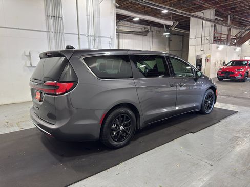 Used 2023 Chrysler Pacifica Touring-L FWD image 27
