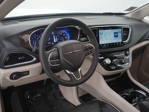 Used 2024 Chrysler Pacifica Limited FWD image 25