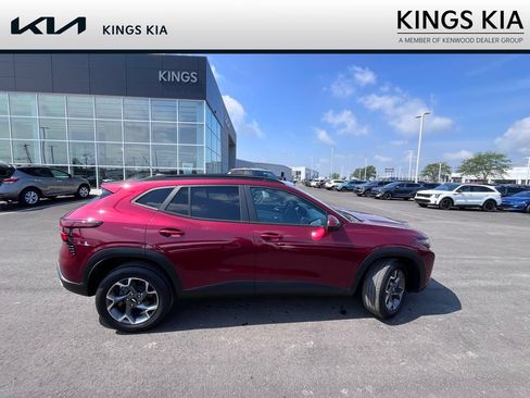 Used 2024 Chevrolet Trax LT FWD image 2