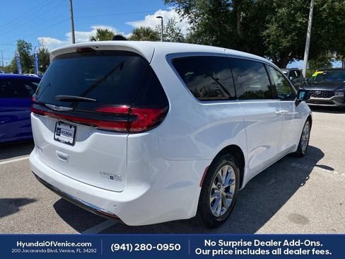 Used 2026 Chrysler Pacifica Limited FWD image 14