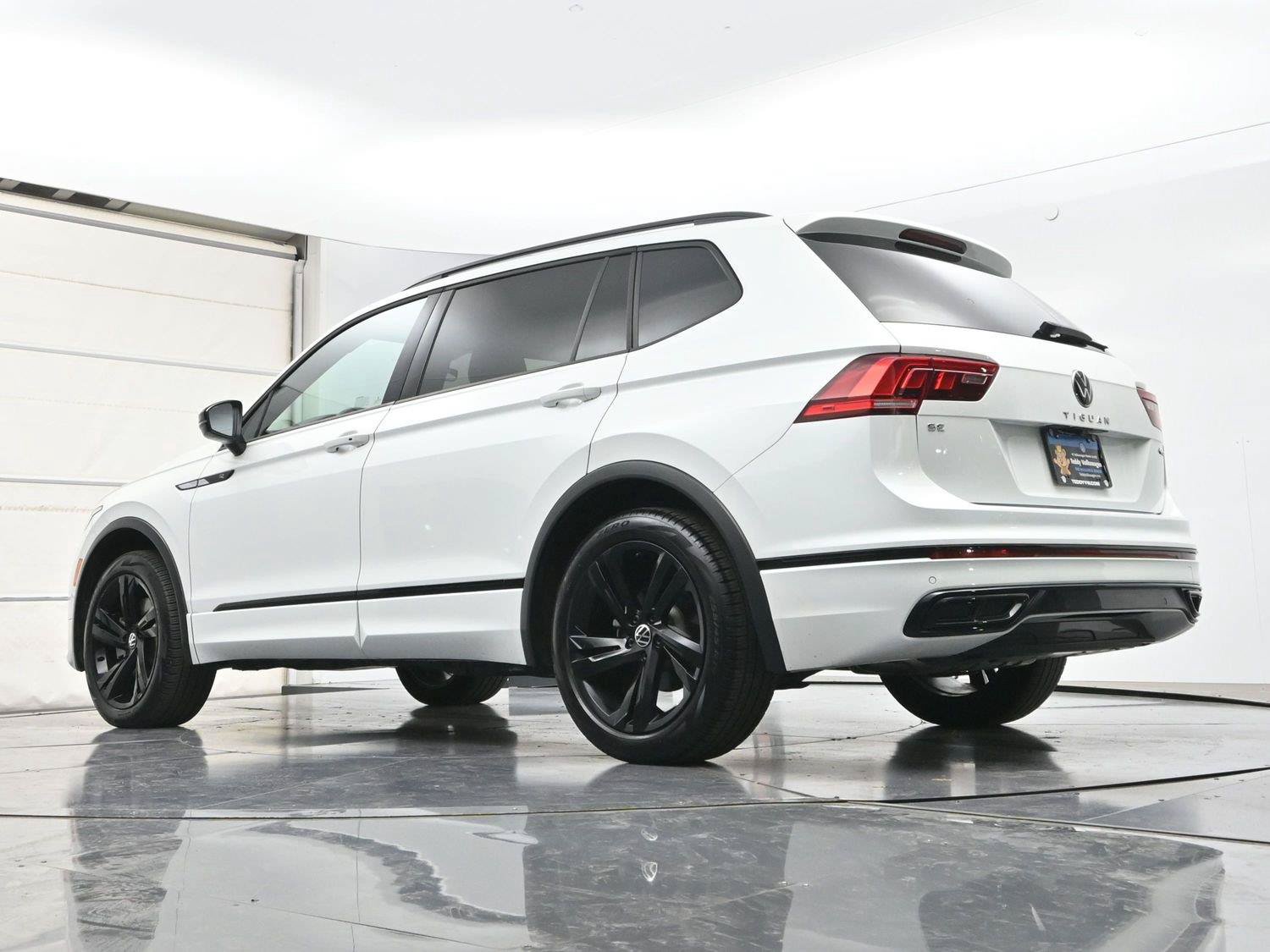 Certified 2024 Volkswagen Tiguan SE R-Line AWD/4WD image 31