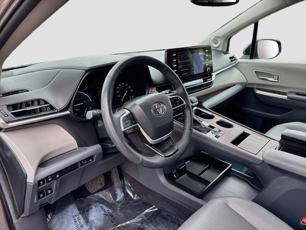 Used 2023 Toyota Sienna XLE w/ XLE Plus Package AWD/4WD image 9