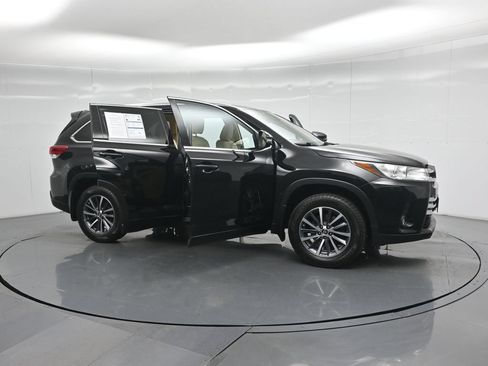 Used 2018 Toyota Highlander XLE AWD/4WD image 35