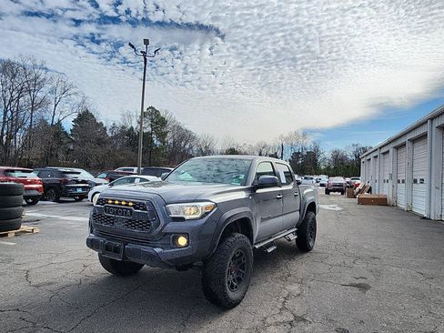 Used 2017 Toyota Tacoma TRD Off-Road image 1
