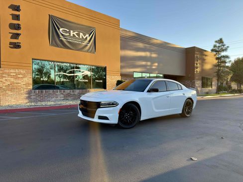 Used 2018 Dodge Charger SXT w/ Blacktop Package image 2