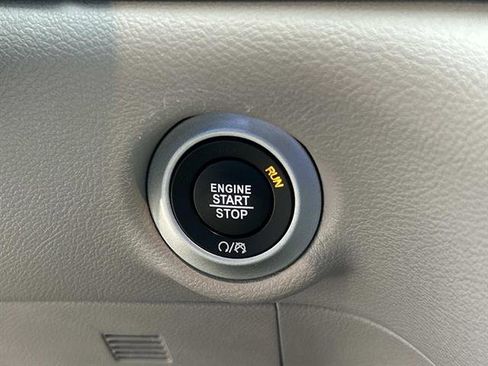 Used 2024 Chrysler Pacifica Touring-L image 27