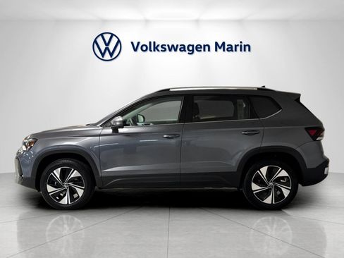Used 2025 Volkswagen Taos SE w/ Panoramic Sunroof Package AWD/4WD image 2