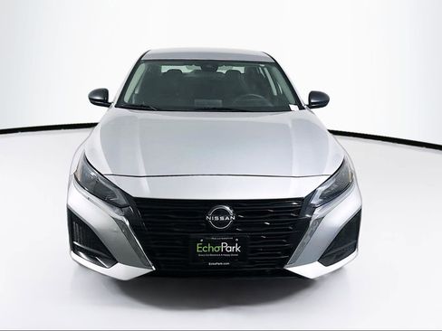 Used 2024 Nissan Altima 2.5 SV image 2