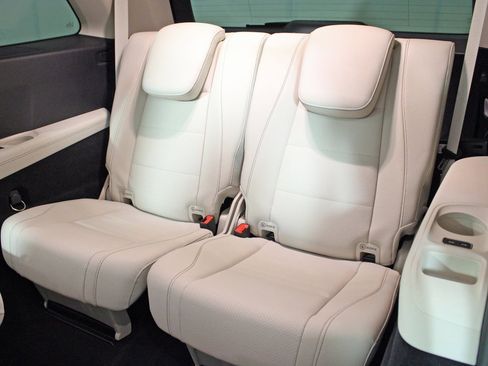 Certified 2024 Mercedes-Benz GLS 450 4MATIC image 31