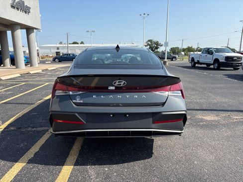 Used 2025 Hyundai Elantra Sport FWD image 5