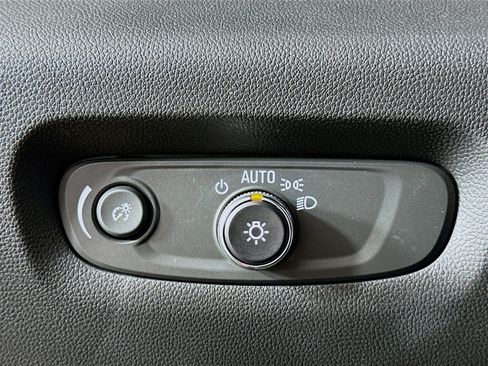 Used 2023 Chevrolet Traverse LT image 17