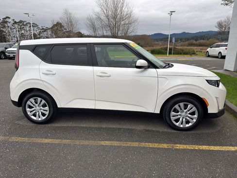 Used 2023 Kia Soul LX image 6