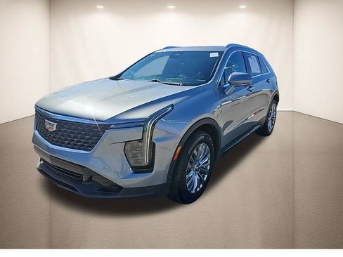 Used 2025 Cadillac XT4 Premium Luxury image 3