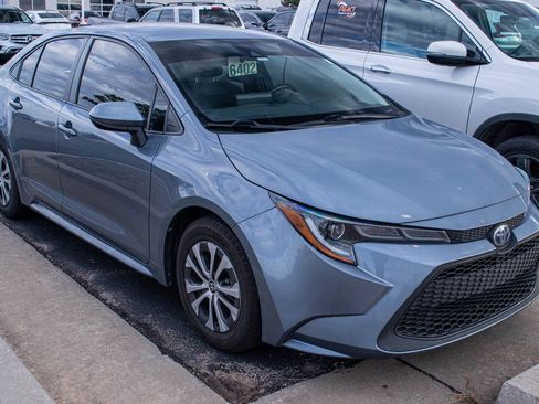 Used 2022 Toyota Corolla LE image 3