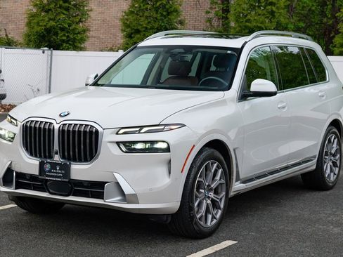 Used 2023 BMW X7 xDrive40i w/ Premium Package AWD/4WD image 3