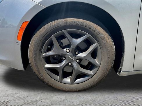 Used 2019 Chrysler Pacifica Touring Plus w/ Advanced Safetytec Group FWD image 30