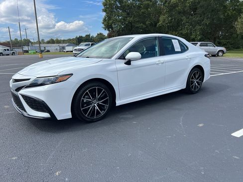 Used 2024 Toyota Camry SE image 14