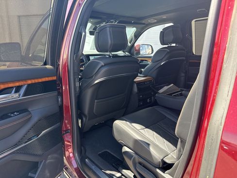 Used 2022 Jeep Grand Wagoneer Series III image 16