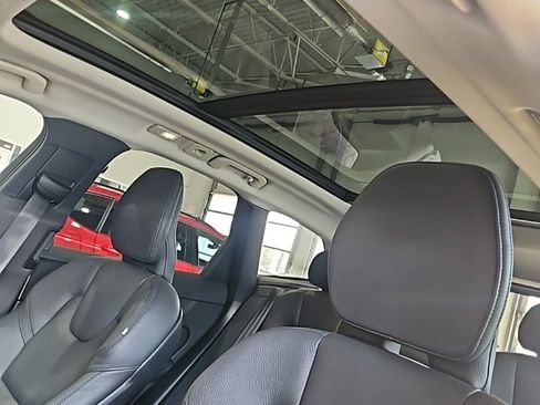 Used 2023 Volvo XC60 B5 Plus image 28