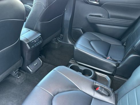 Certified 2024 Toyota Highlander XLE AWD/4WD image 12