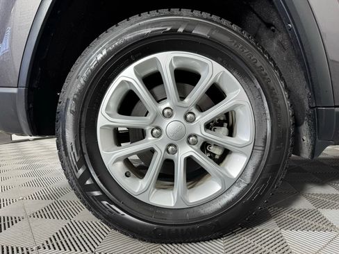 Used 2021 Jeep Grand Cherokee Laredo image 45