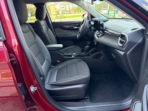 Used 2025 Chevrolet TrailBlazer LT AWD/4WD image 34