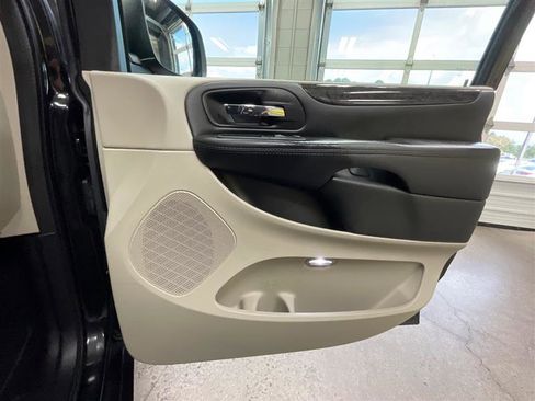 Used 2019 Dodge Grand Caravan SE image 23