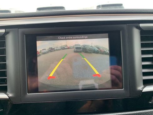 Used 2018 Chrysler Pacifica Touring-L FWD image 8