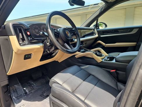 Certified 2024 Porsche Cayenne AWD/4WD image 4