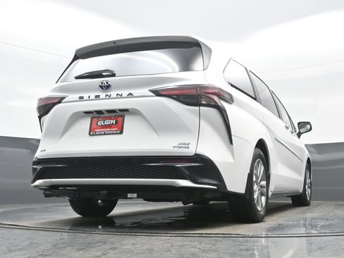 Used 2023 Toyota Sienna XSE image 33
