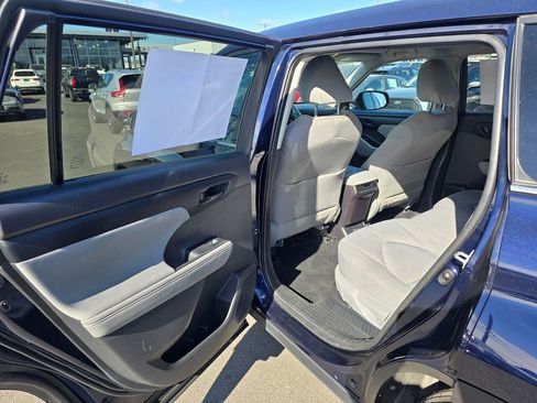 Used 2021 Toyota Highlander LE image 16