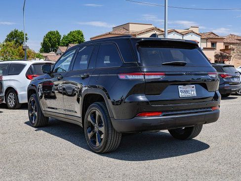 Used 2023 Jeep Grand Cherokee Altitude RWD image 6
