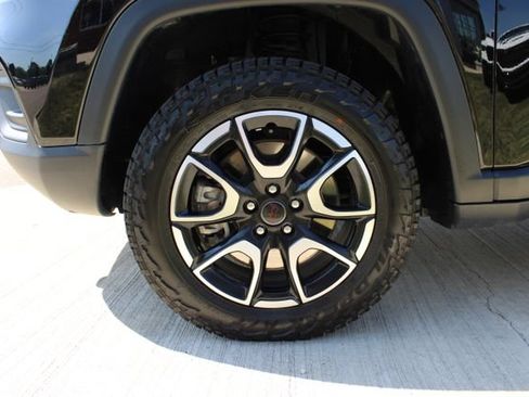 Used 2025 Jeep Compass Trailhawk w/ Trailhawk Elite Group AWD/4WD image 32