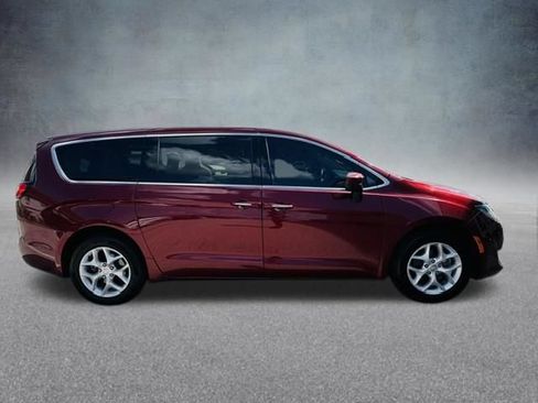 Used 2017 Chrysler Pacifica Touring Plus w/ Tire & Wheel Group FWD image 4