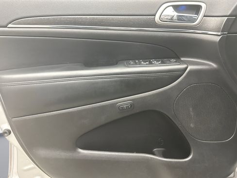 Used 2018 Jeep Grand Cherokee Limited AWD/4WD image 9