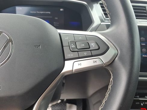 Used 2022 Volkswagen Tiguan SE w/ Panoramic Sunroof Package FWD image 23