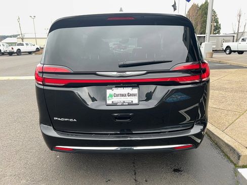 Used 2020 Chrysler Pacifica Touring-L image 14