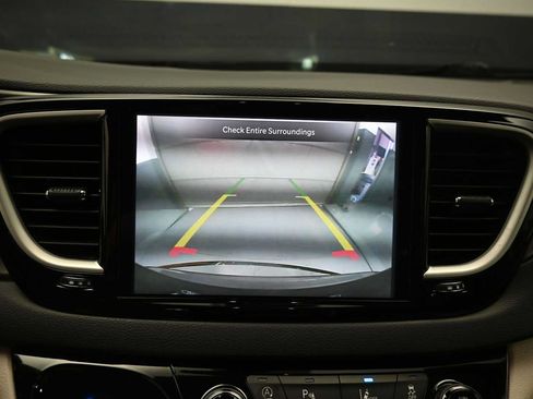 Used 2023 Chrysler Pacifica Touring-L FWD image 38